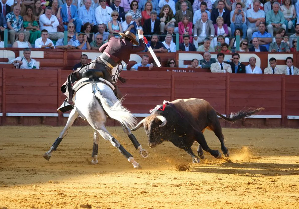 Diego Ventura en plena faena a uno de sus toros en Jerez