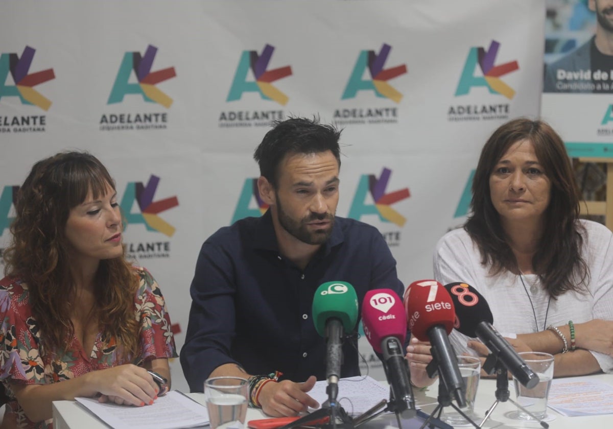 David de la Cruz, entre Lorena Garrón y Helena Fernández.