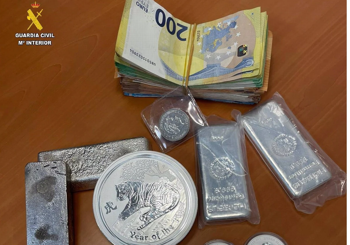 Imagen de los cuatro kilos de plata y el dinero en metálico.