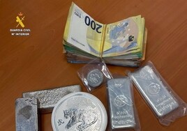 Investigado un pasajero en Tarifa por llevar cuatro kilos de plata y 13.000 euros ocultos en su equipaje