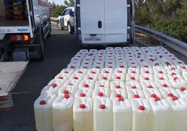 Interceptada entre San Fernando y Puerto Real una furgoneta con más de cien garrafas de gasolina para narcolanchas