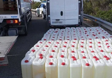 Interceptada entre San Fernando y Puerto Real una furgoneta con más de cien garrafas de gasolina para narcolanchas