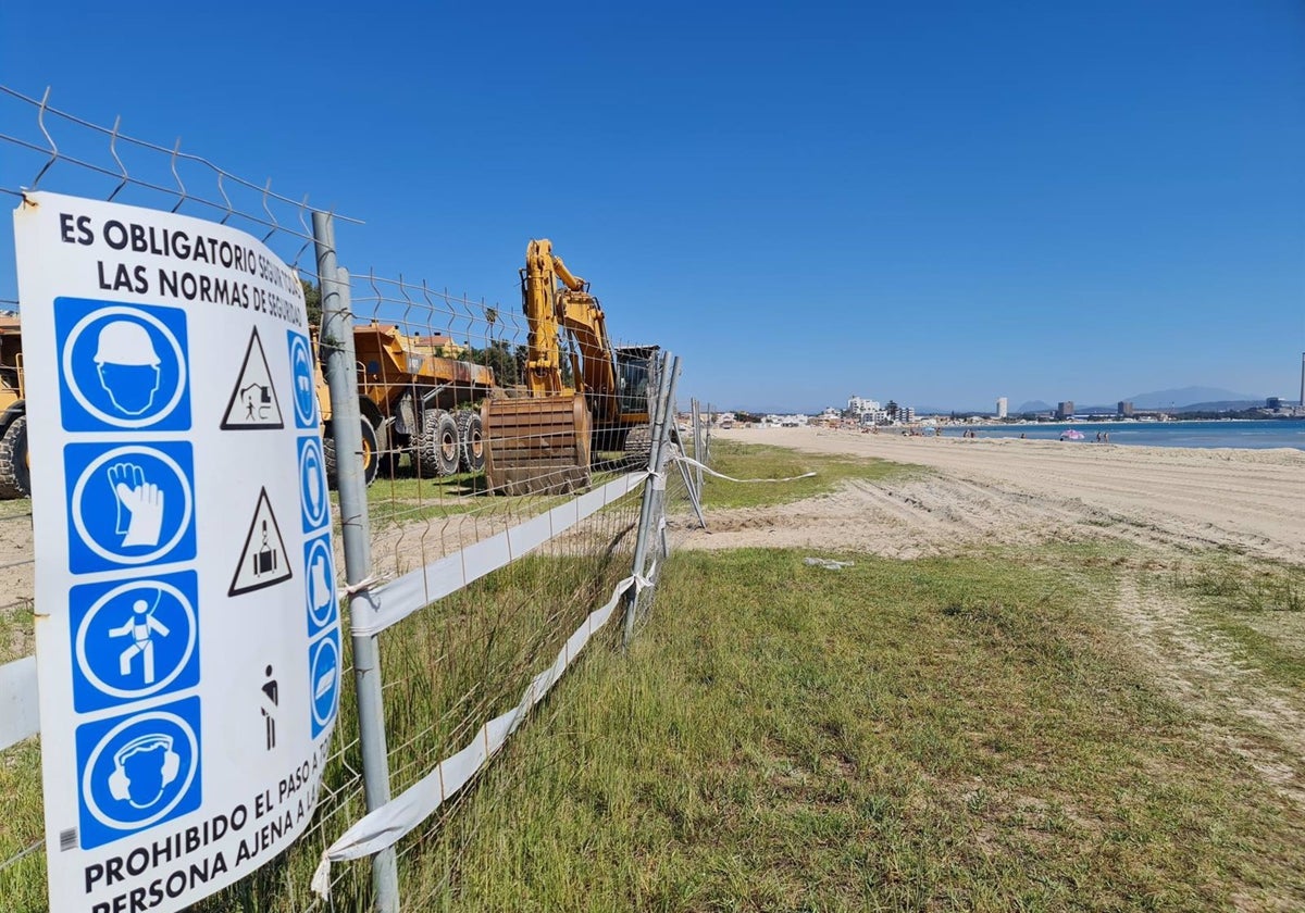 Trasvase de 30.000 metros cúbicos de arena para esta playa gaditana