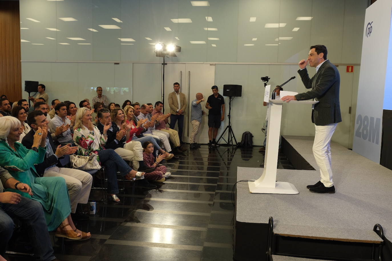 Fotos: las imágenes de la visita de Juanma Moreno a Cádiz par apoyar a Bruno