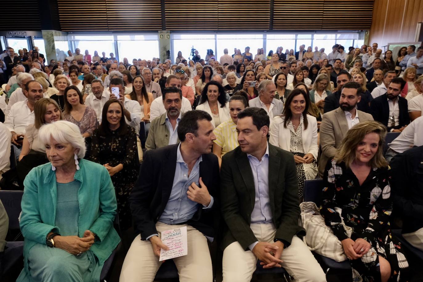 Fotos: las imágenes de la visita de Juanma Moreno a Cádiz par apoyar a Bruno