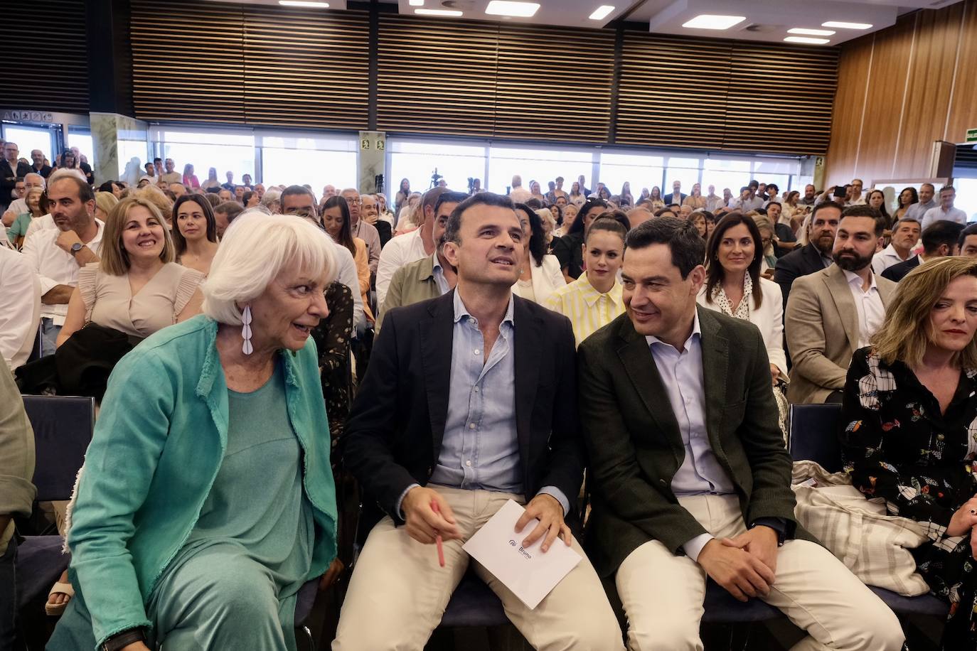 Fotos: las imágenes de la visita de Juanma Moreno a Cádiz par apoyar a Bruno