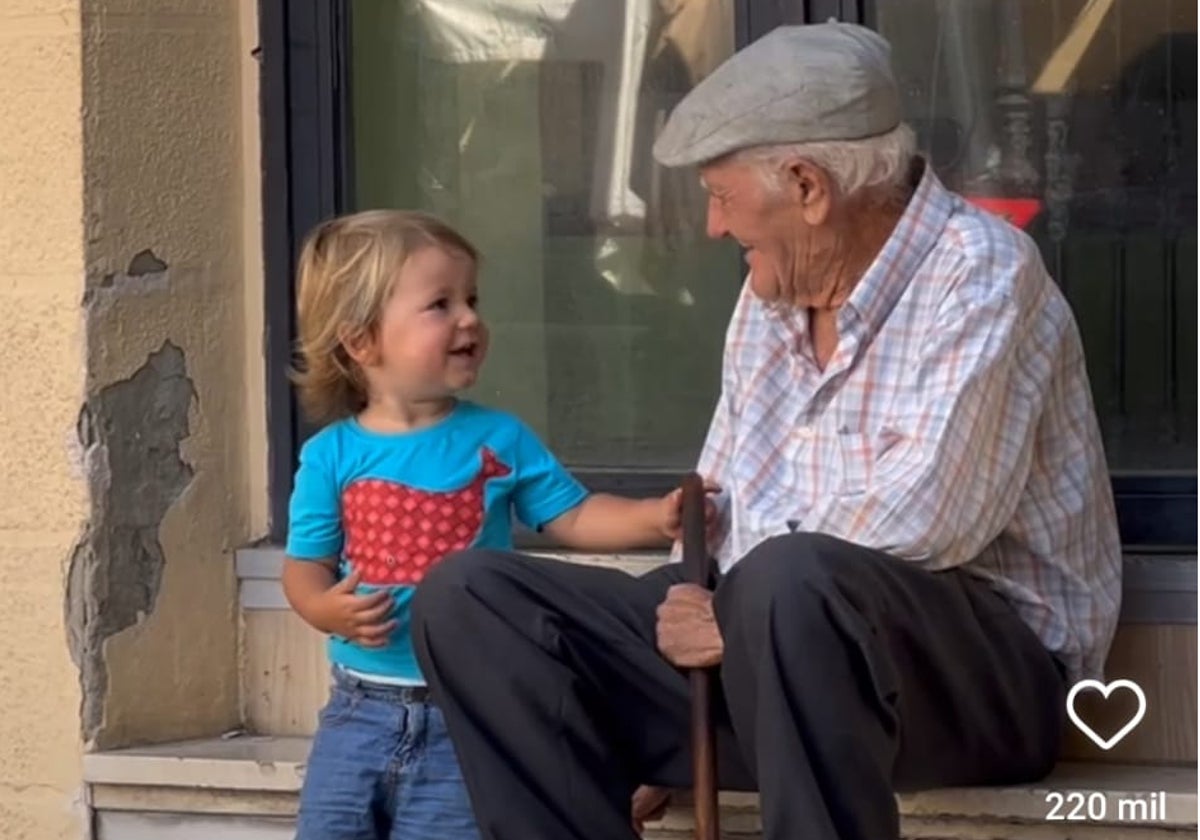 Un abuelo y un niño se encuentran en la calle y... sobran las palabras