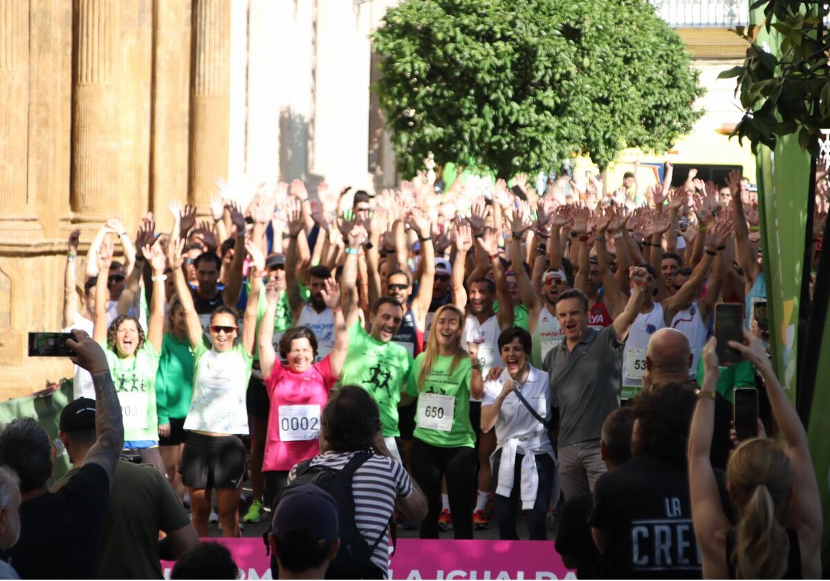 Una marea de 700 personas se dan cita en la marcha por la igualdad que recorre las calles de Cádiz