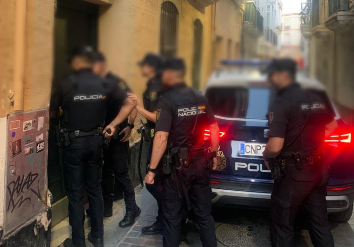 Momento de la llegada de los agentes