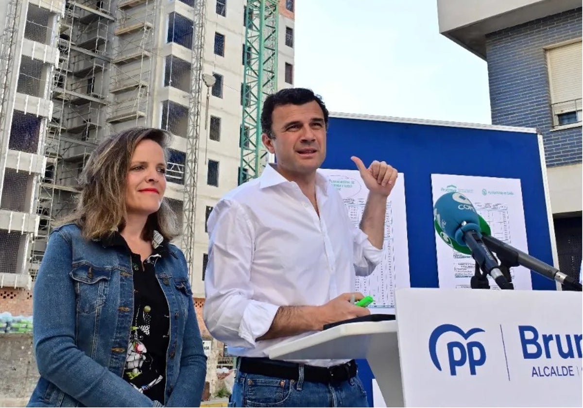 Maite González, junto a Bruno García en una rueda de prensa.