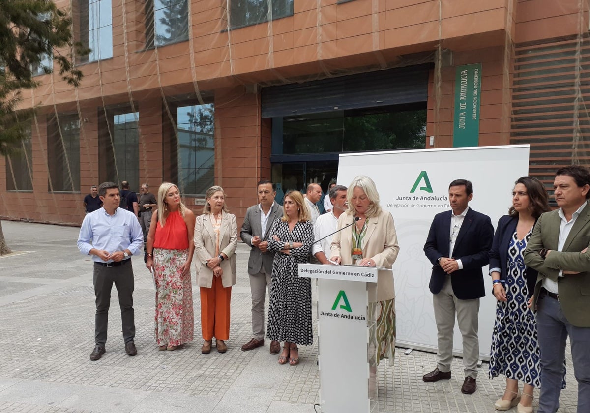 Mercedes Colombo preside una lectura del manifiesto por el Día Internacional contra la LGTBIfobia.