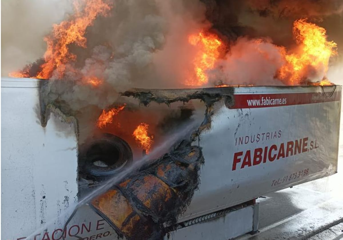 Imagen del camión en llamas.
