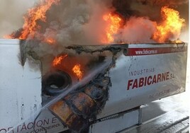 Arde un camión de residuos en plena carretera en Algeciras