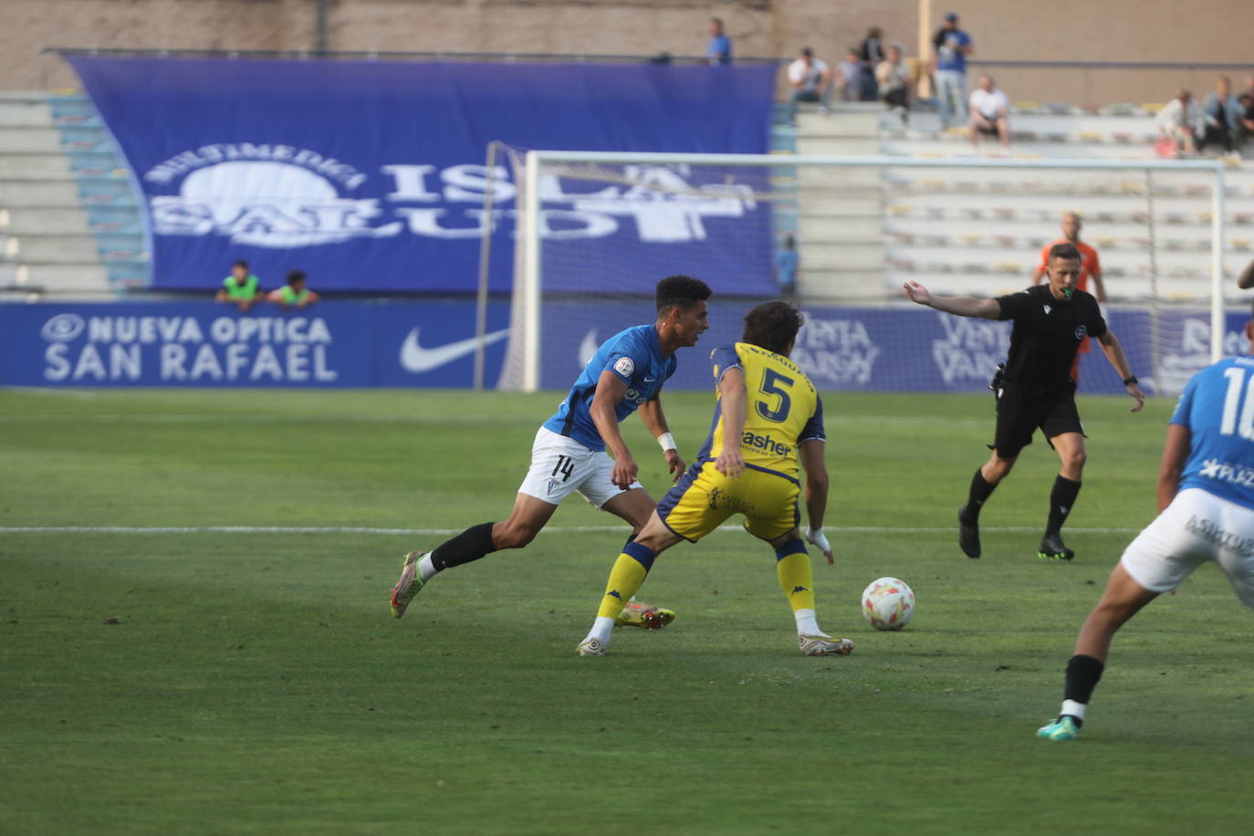 Fotos: San Fernando CD-Alcorcón en el estadio Bahía Sur