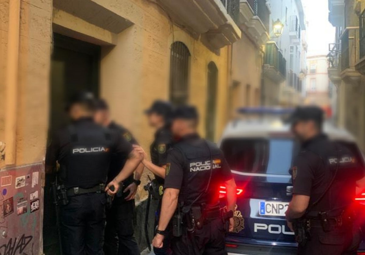 Portal de la calle San Juan en Cádiz donde sucedieron los hechos.