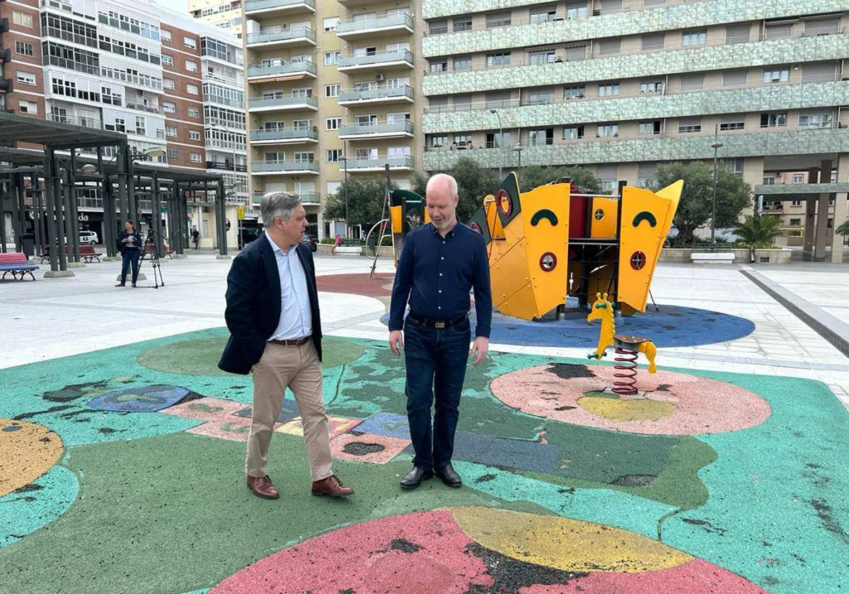 Óscar Torres visita el parque infantil en la glorieta Ana Orantes