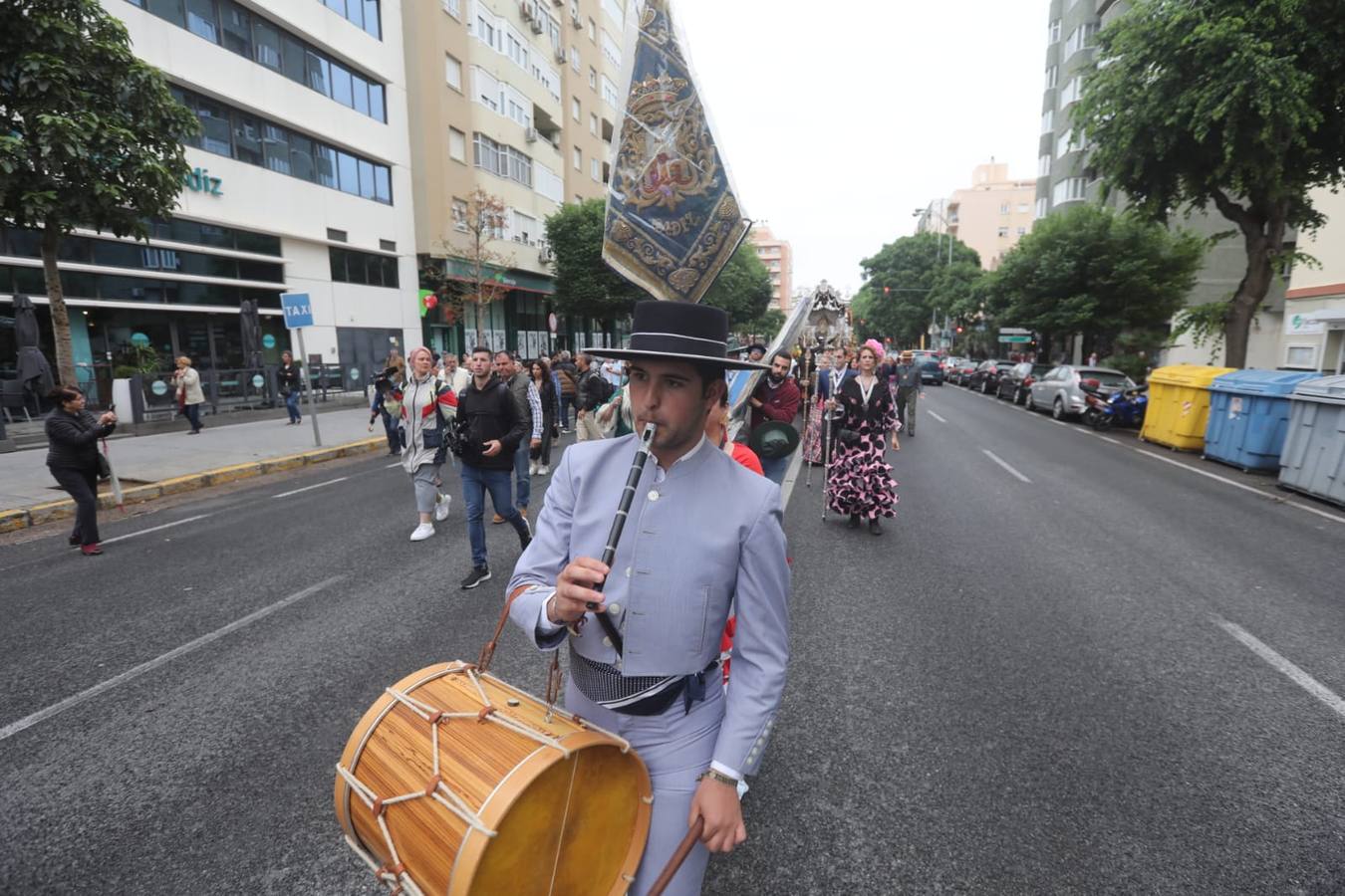Fotos: La hermandad del Rocío de Cádiz, a su salida de la iglesia de San José