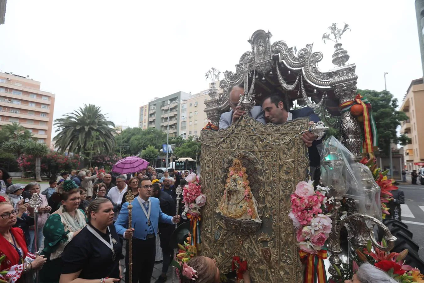 Fotos: La hermandad del Rocío de Cádiz, a su salida de la iglesia de San José