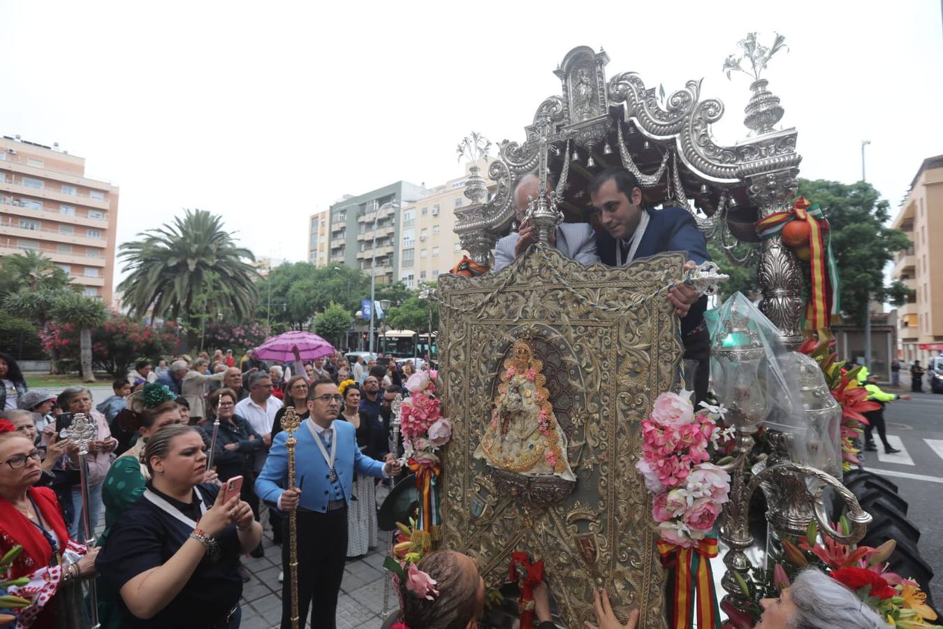 Fotos: La hermandad del Rocío de Cádiz, a su salida de la iglesia de San José