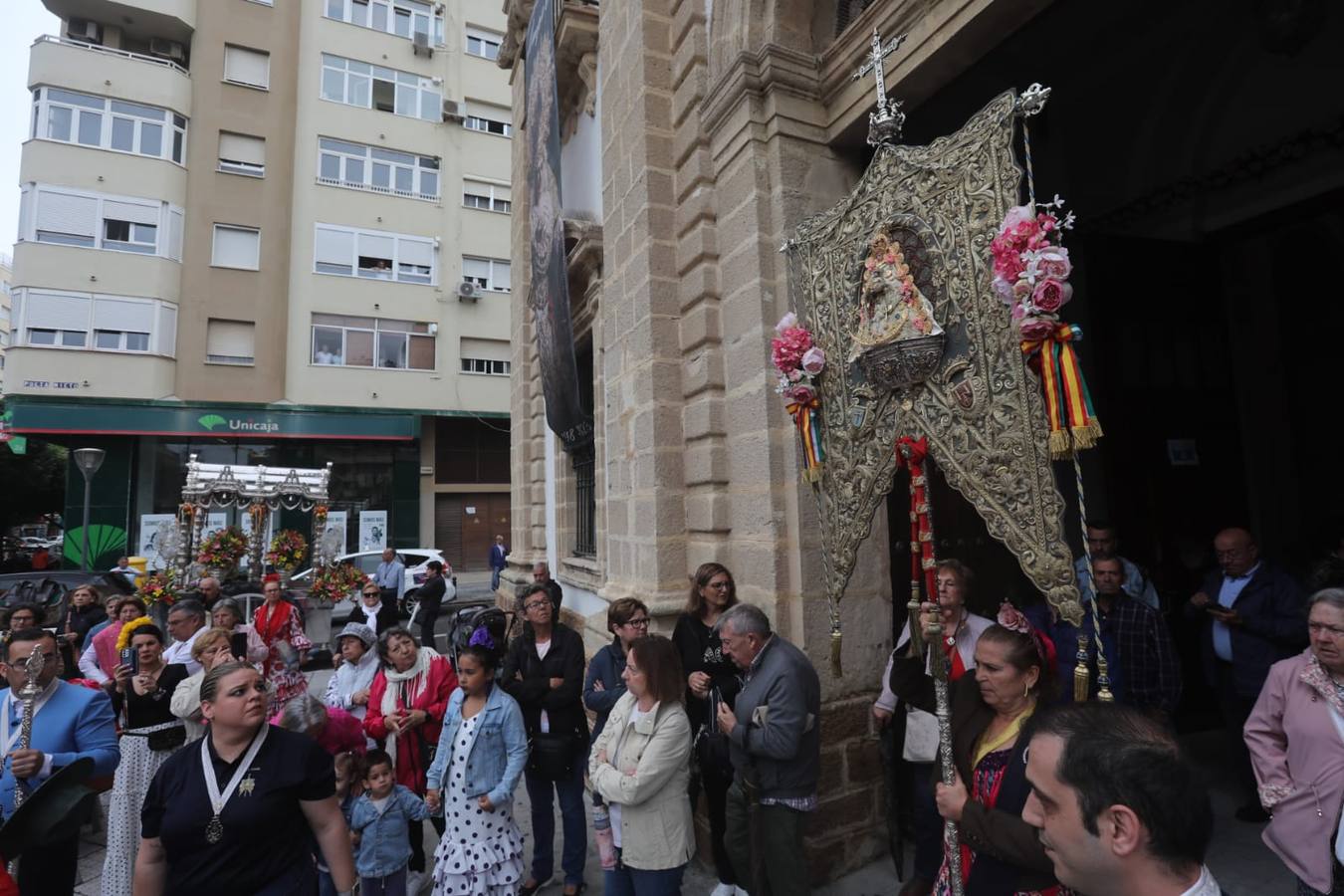 Fotos: La hermandad del Rocío de Cádiz, a su salida de la iglesia de San José