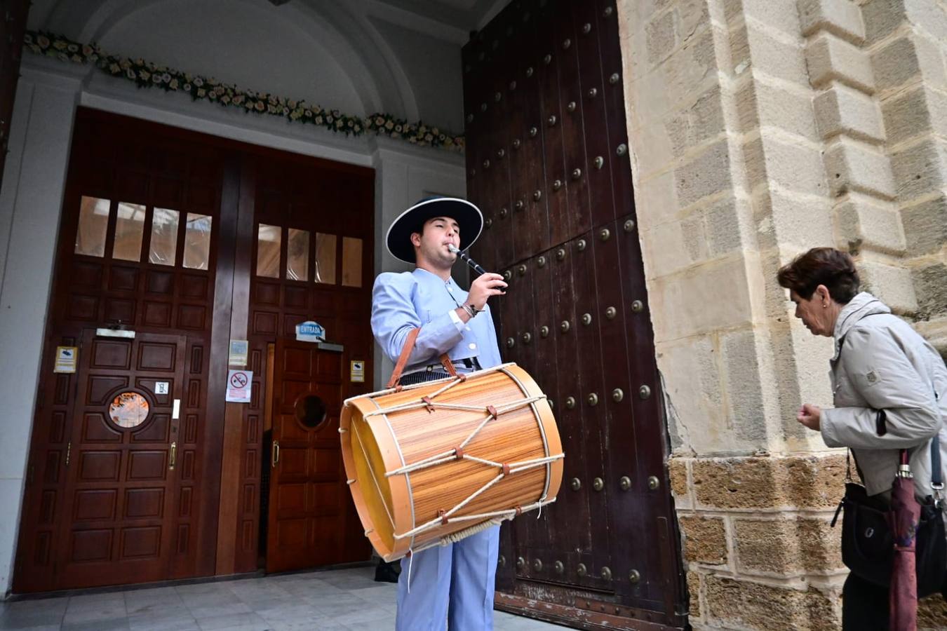 Fotos: La hermandad del Rocío de Cádiz, a su salida de la iglesia de San José