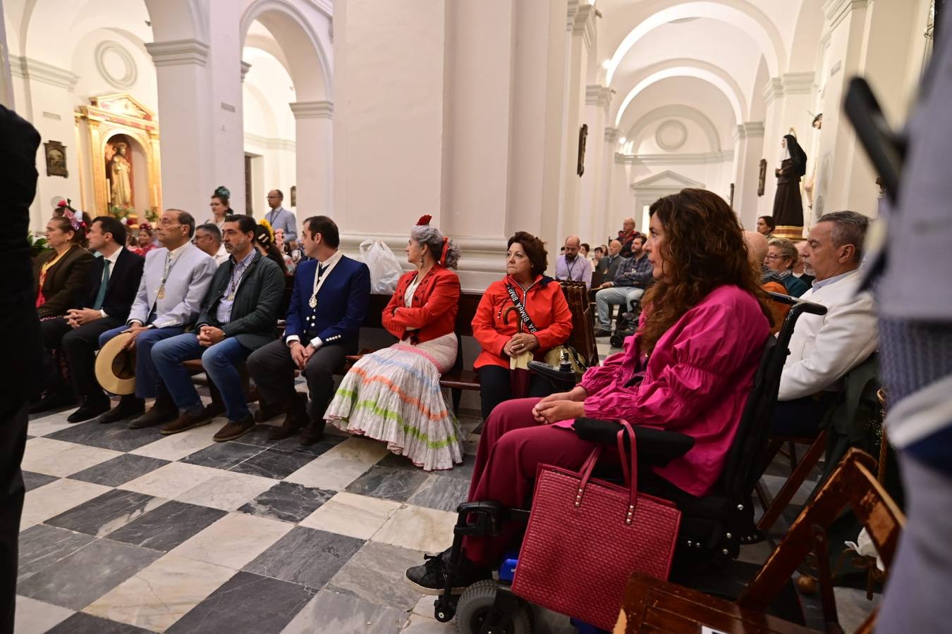 Fotos: La hermandad del Rocío de Cádiz, a su salida de la iglesia de San José