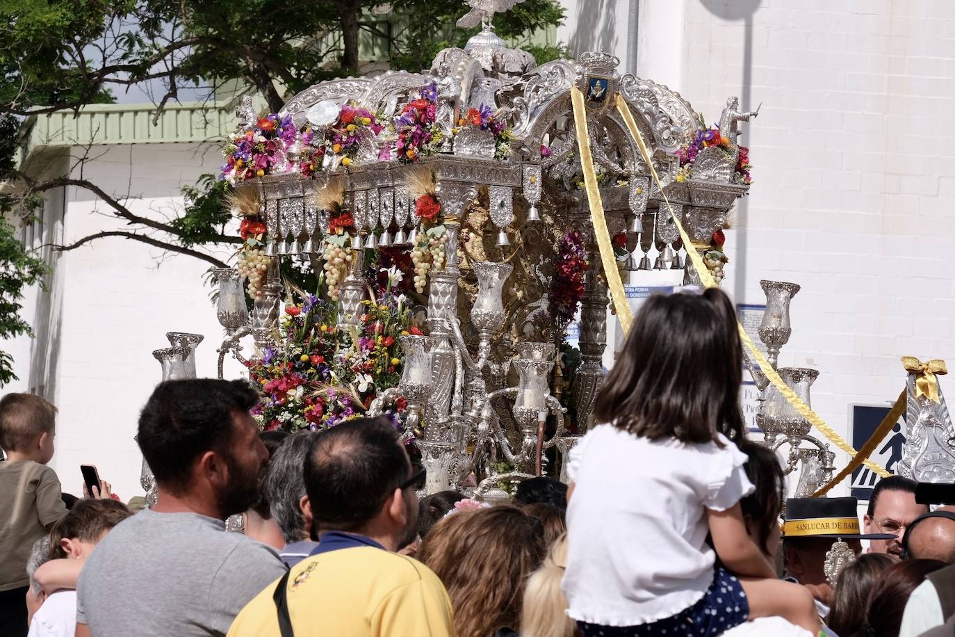 Las hermandades del Rocío embarcan desde Sanlúcar acompañadas por Juanma Moreno