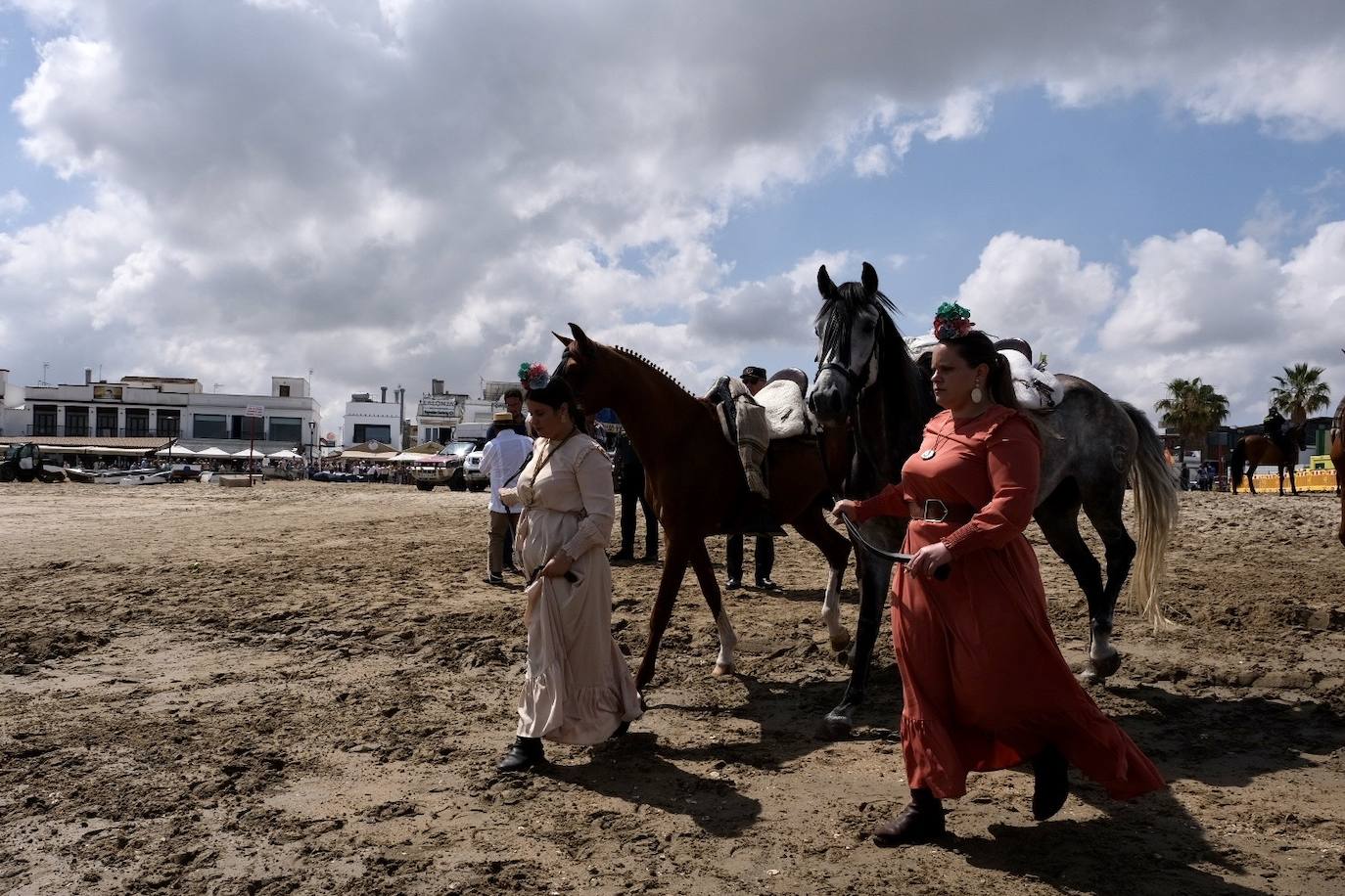 Las hermandades del Rocío embarcan desde Sanlúcar acompañadas por Juanma Moreno