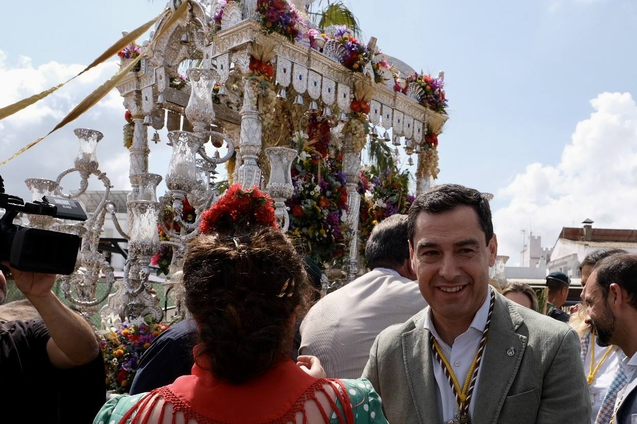 Las hermandades del Rocío embarcan desde Sanlúcar acompañadas por Juanma Moreno