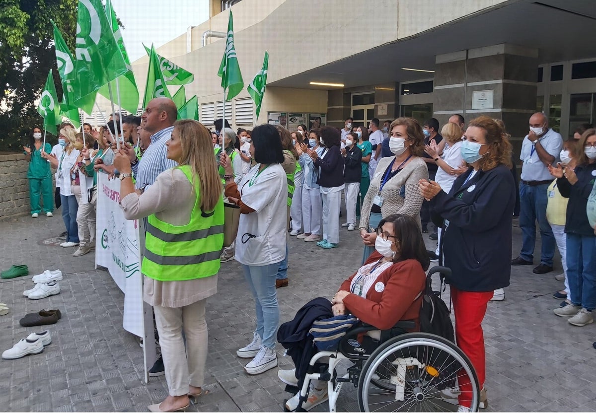 Concentración en el hospital de Puerto Real para denunciar la falta de personal