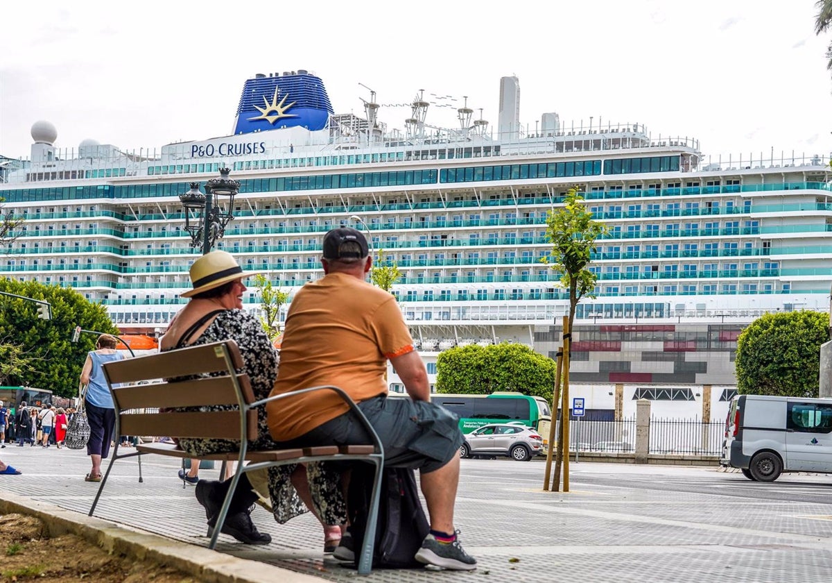 Turistas del crucero anclado en el puerto de Cádiz visitan la ciudad - Eduardo Briones