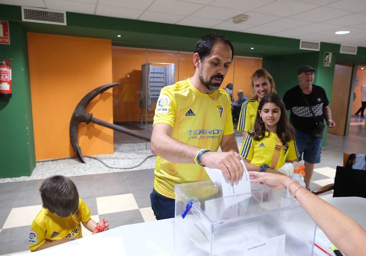 Una familia acude a votar ataviada con camisetas del Cádiz.