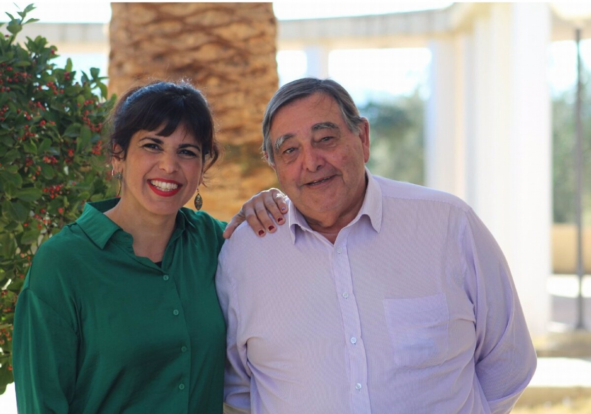 La portavoz de Adelante Andalucía, Teresa Rodríguez, junto al candidato de su partido a la Alcaldía de Algeciras, Rafael Fenoy, en una imagen de archivo.