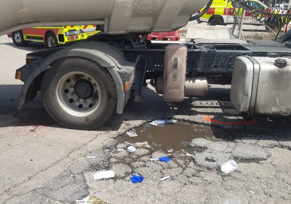 Rescatan a un motorista atrapado entre las ruedas de un camión cargado con gasolina en La Línea