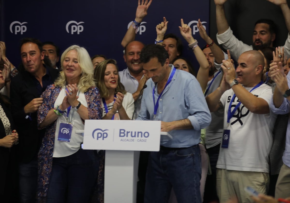 Bruno García, celebrando con su equipo el triunfo en Cádiz.