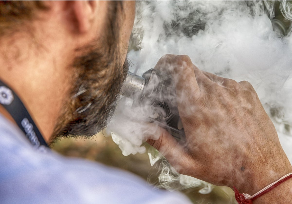 Un hombre vapeando.