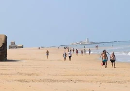 La playa de Camposoto adelanta a este fin de semana la temporada de verano