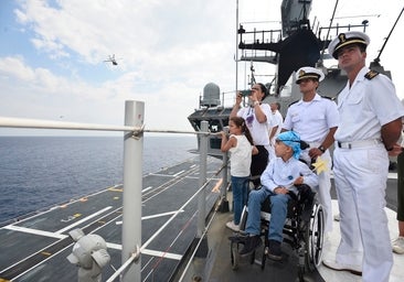 Jaime, un niño con un tumor cerebral, cumple su sueño y se convierte en comandante del buque Juan Carlos I