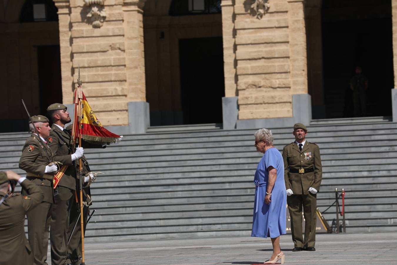 La jura de bandera civil cierra los actos por el Día de las Fuerzas Armadas en San Fernando