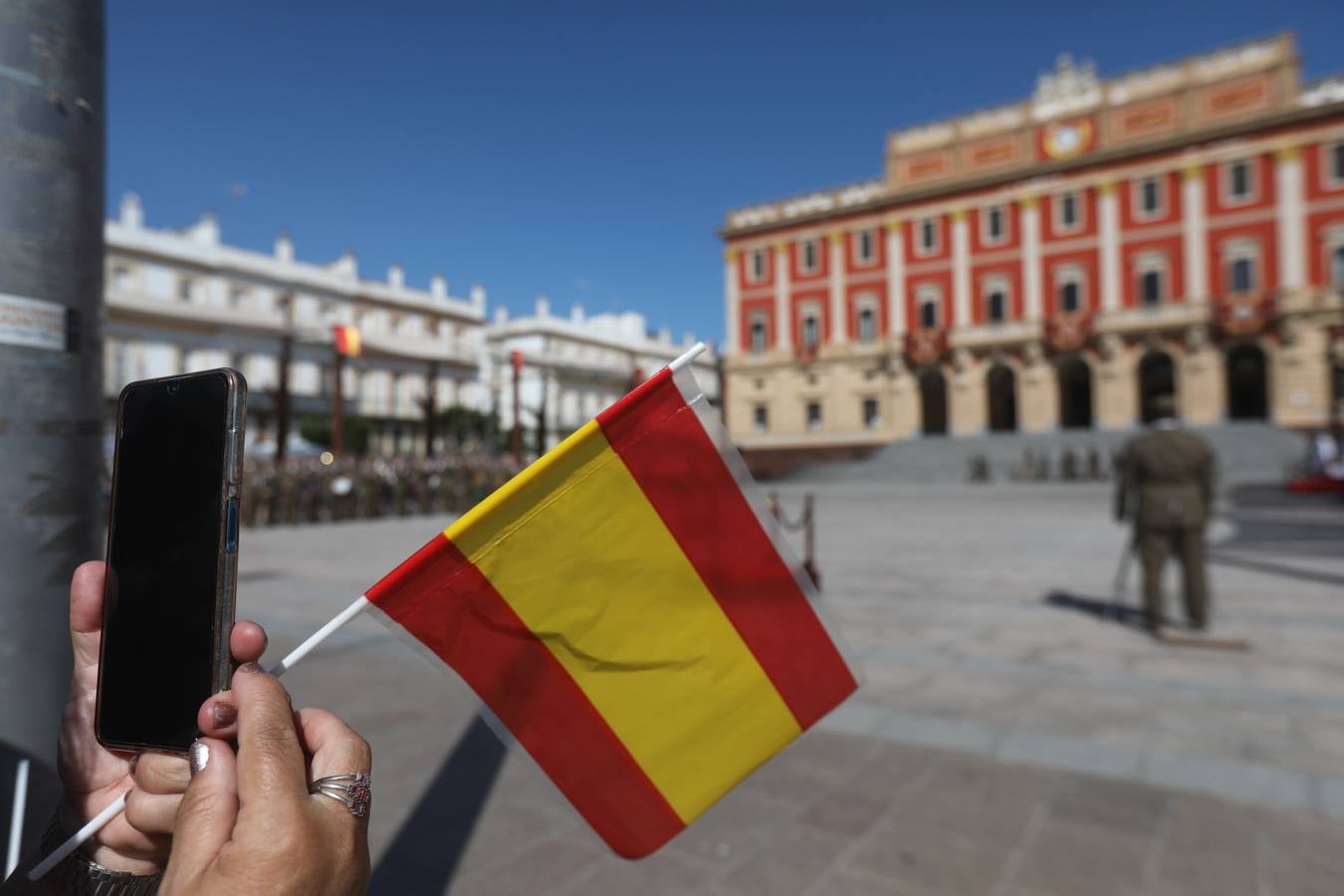 La jura de bandera civil cierra los actos por el Día de las Fuerzas Armadas en San Fernando
