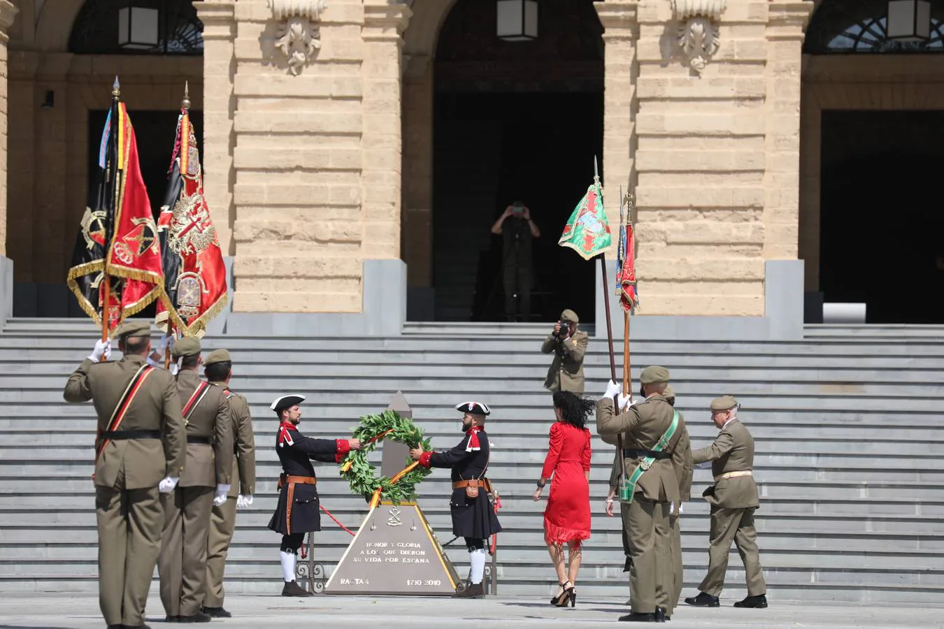 La jura de bandera civil cierra los actos por el Día de las Fuerzas Armadas en San Fernando