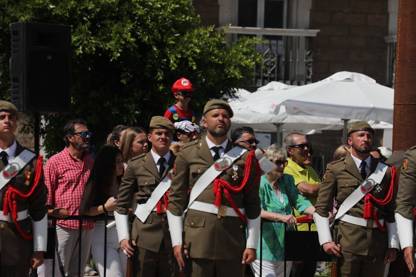 La jura de bandera civil cierra los actos por el Día de las Fuerzas Armadas en San Fernando