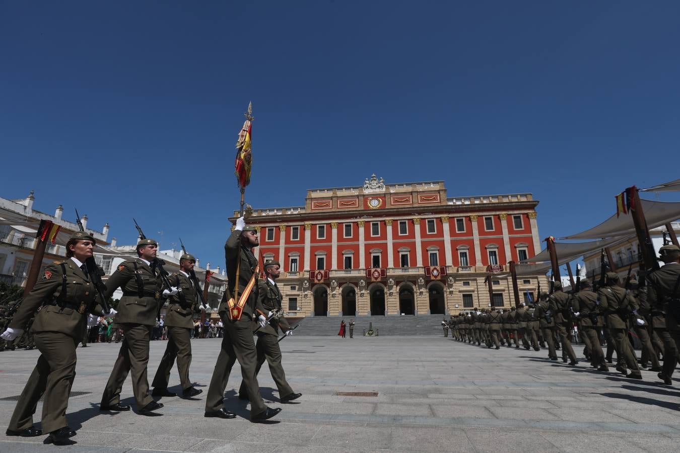 La jura de bandera civil cierra los actos por el Día de las Fuerzas Armadas en San Fernando