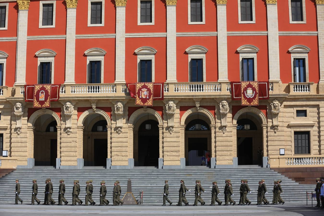 La jura de bandera civil cierra los actos por el Día de las Fuerzas Armadas en San Fernando