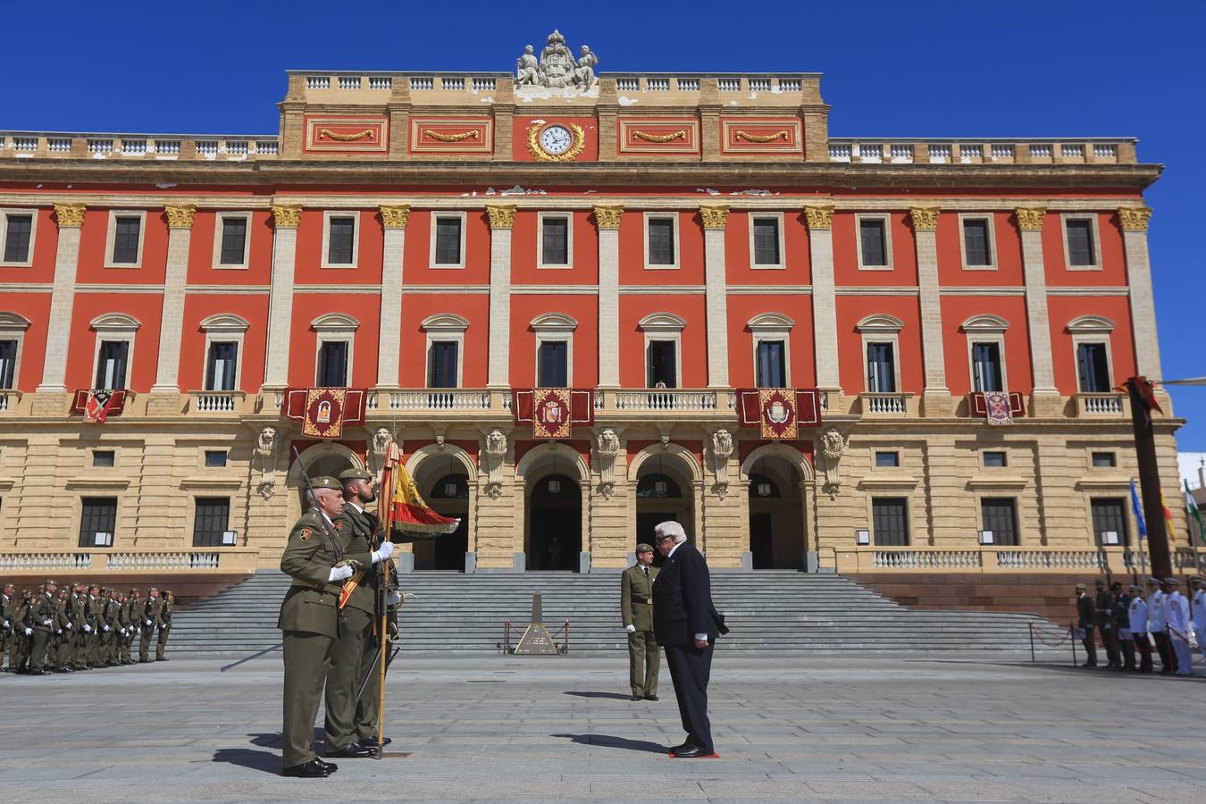 La jura de bandera civil cierra los actos por el Día de las Fuerzas Armadas en San Fernando