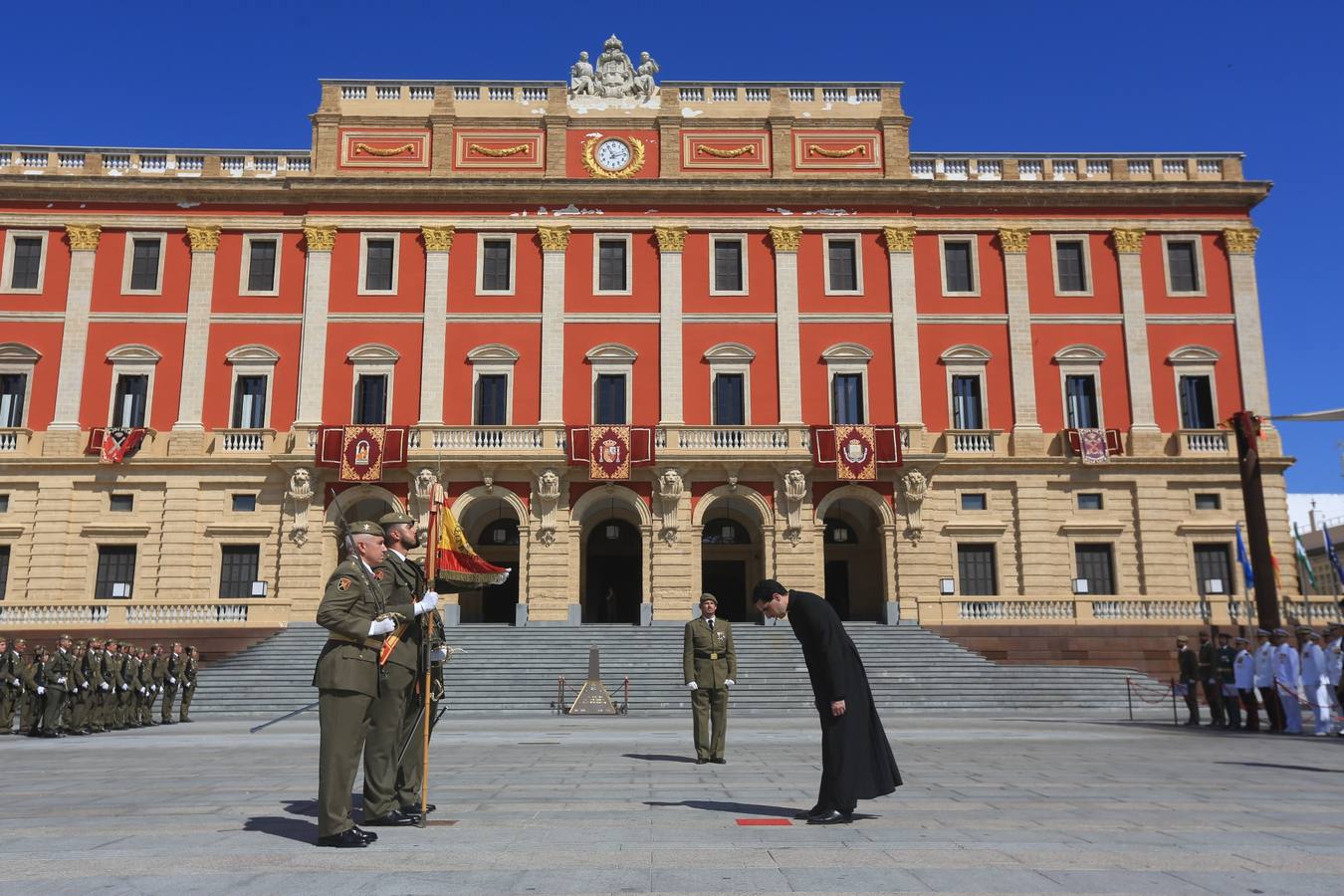 La jura de bandera civil cierra los actos por el Día de las Fuerzas Armadas en San Fernando