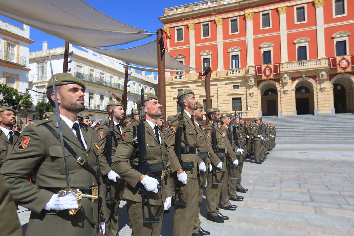 La jura de bandera civil cierra los actos por el Día de las Fuerzas Armadas en San Fernando