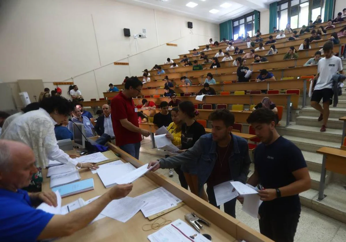 Varios jóvenes entregan sus exámenes de Selectividad en ediciones anteriores en Cádiz.