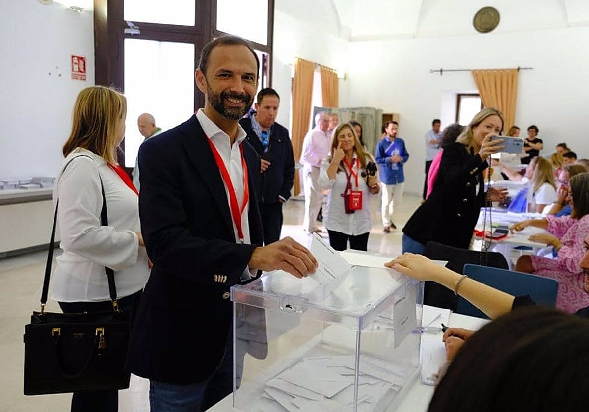 Víctor Mora ejerciendo su derecho al voto el pasado 28 de mayo.