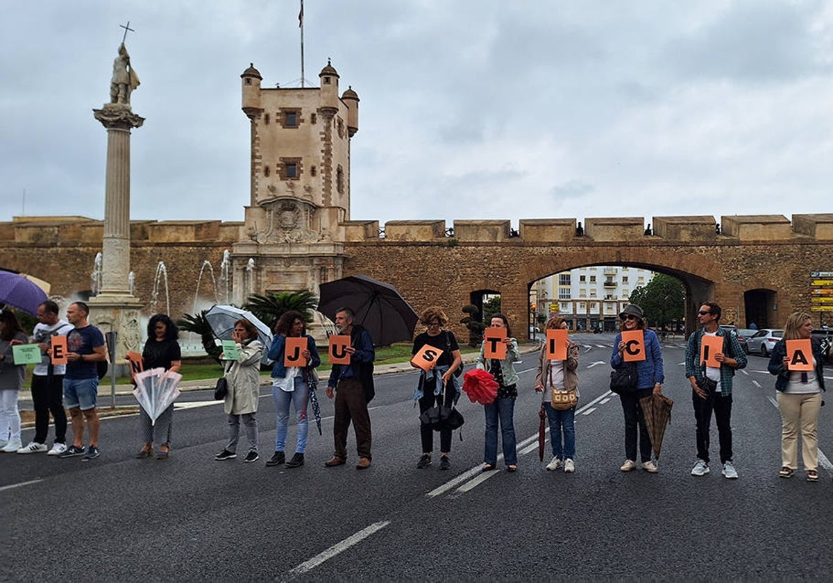 Cadena humana en la Avenida.